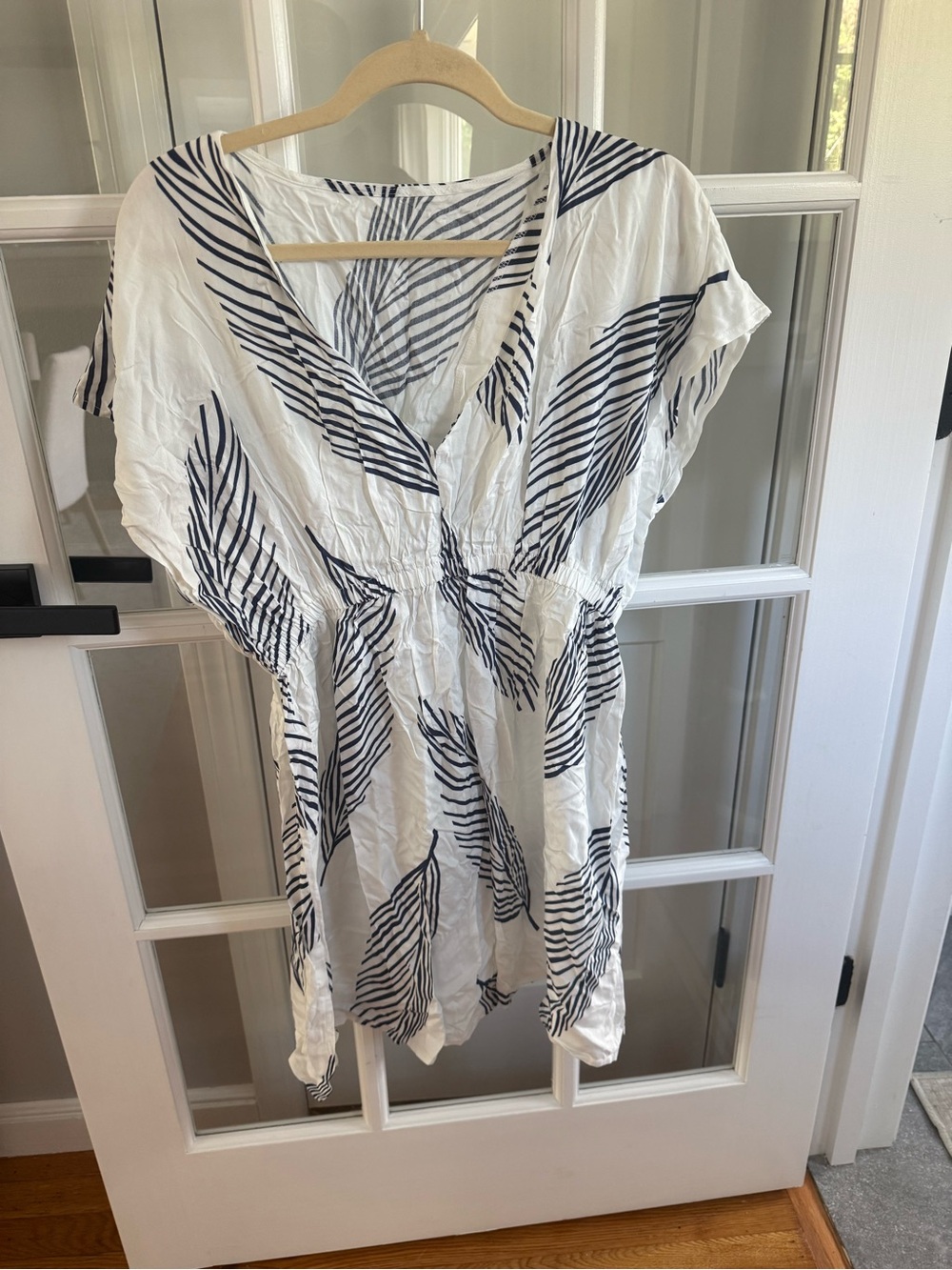 Cupshe White & Navy Leaf-Print V-Neck Swim Coverup